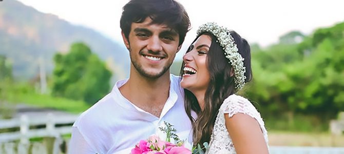 O casamento do ator Felipe Simas e o muro de rosas que você vai se apaixonar